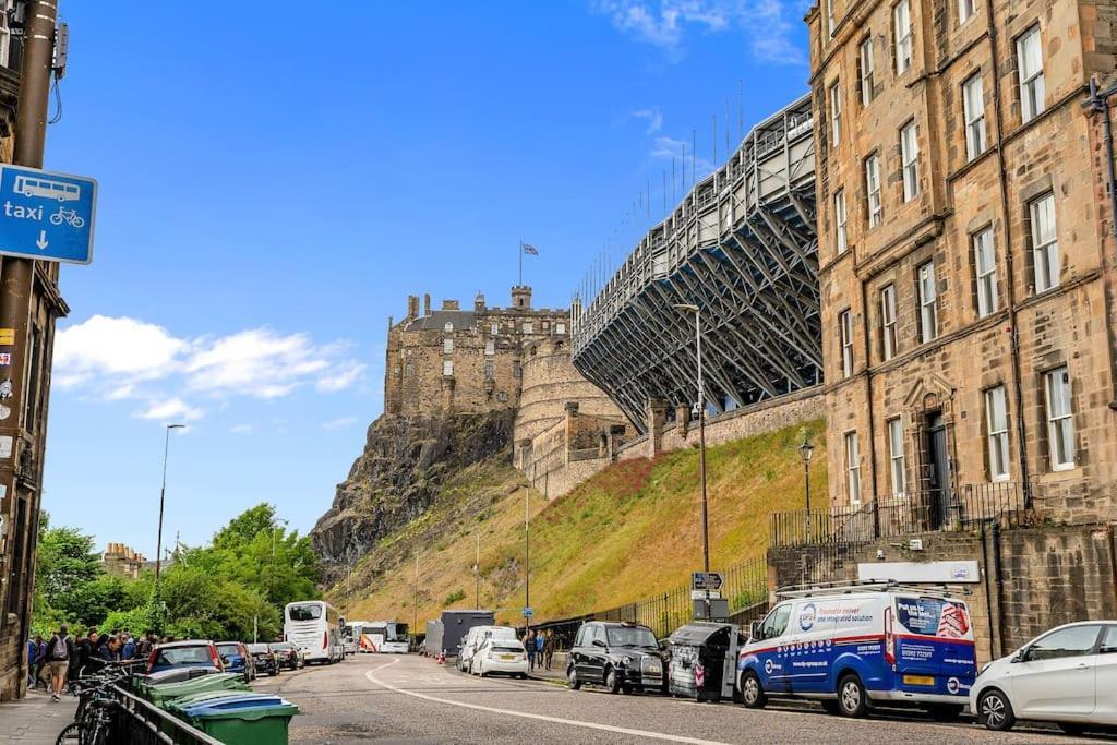 Boutique Modern Royal Mile Apartment Sleeps 4 Edinburgh Exterior photo
